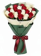 Букет Микс из красных и белых роз в Навле