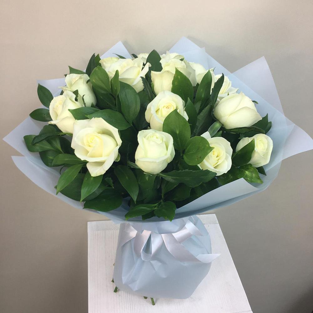 Букет 15 Белых роз Проуд в Навле