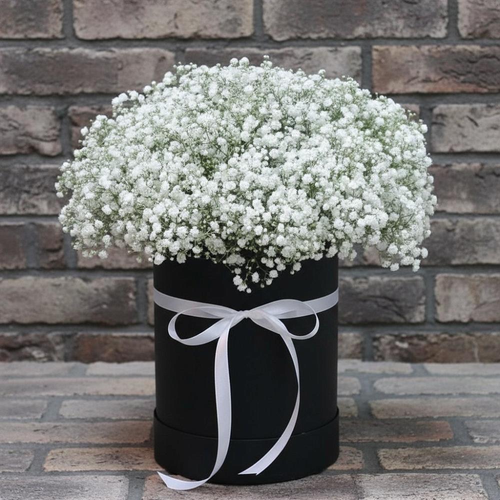 Цветочная композиция из Гипсофила в шляпной коробке в Навле