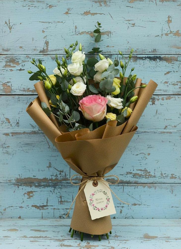 Букет цветов из: Розы и Лизиантусы в Навле