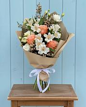 Букет цветов из:  Альстромерии, Лизиантусы, Розы и Хризантемы в Навле