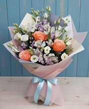 Букет цветов из:  Лизиантусы, Розы, Альстромерии и Гипсофила в Навле