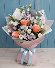 Букет цветов из:  Лизиантусы, Розы, Альстромерии и Гипсофила в Навле