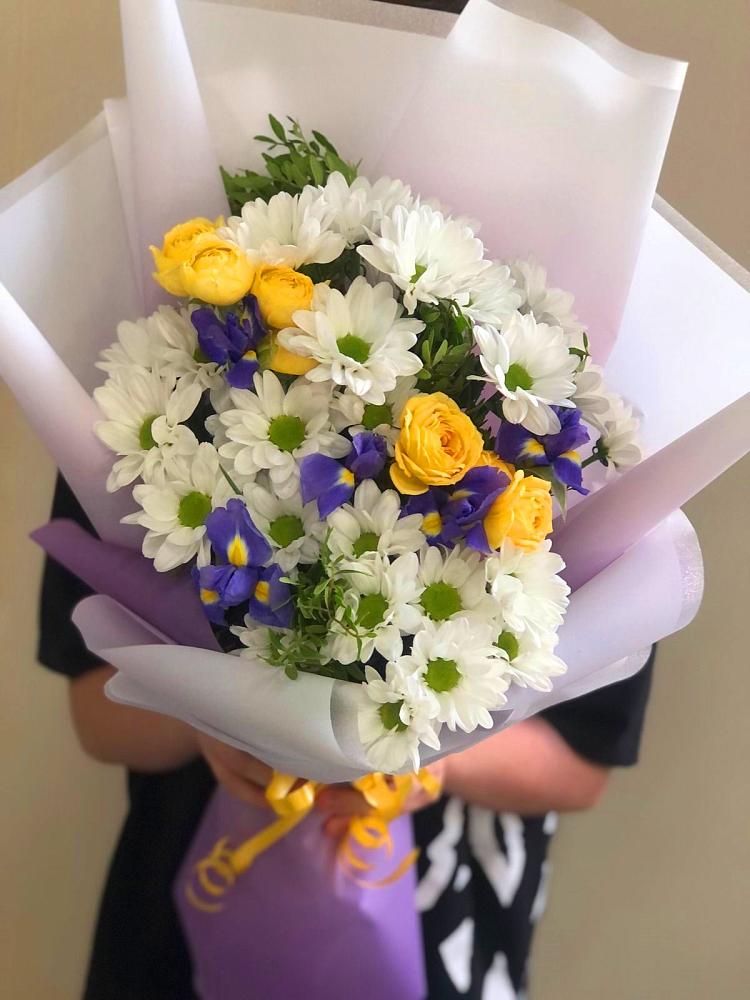 Букет цветов из: Ирисы, Хризантемы и Розы в Навле