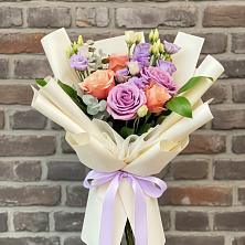 Букет цветов из:  Лизиантусы и Розы в Навле