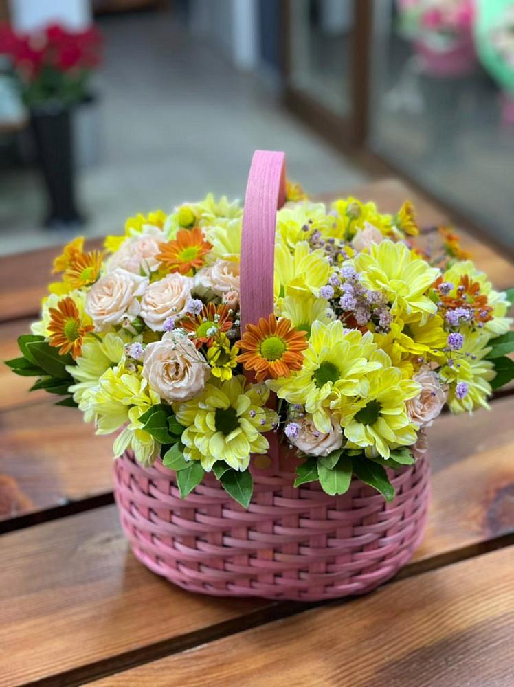 Цветочная композиция из Хризантемы и Розы в корзине в Навле