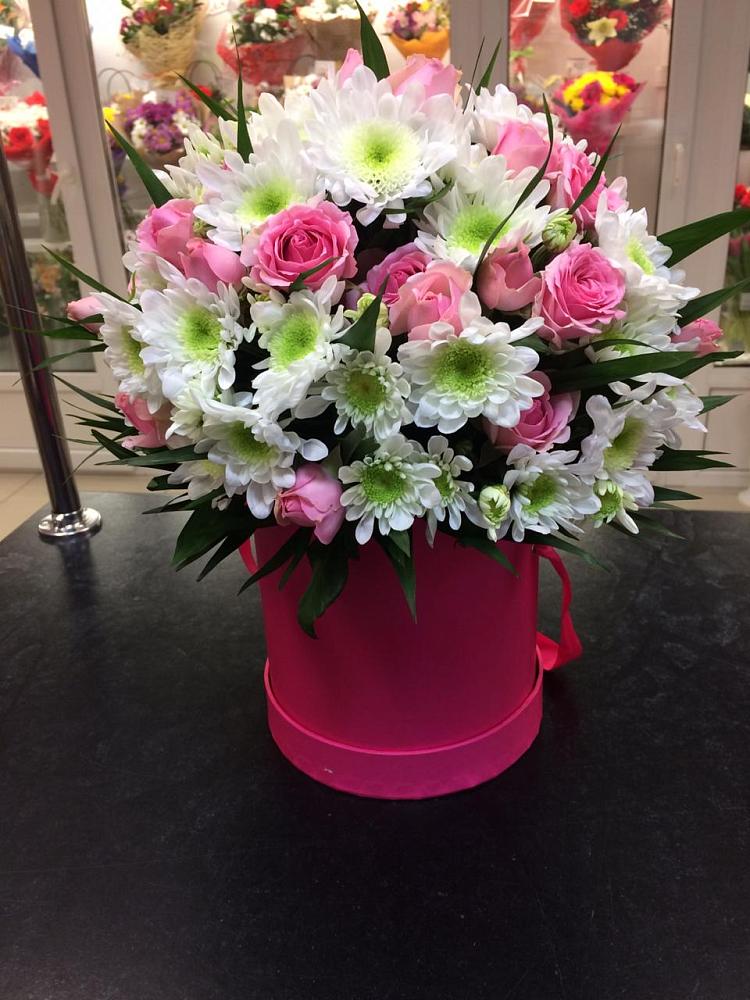 Цветочная композиция из Розы и Хризантемы в шляпной коробке в Навле