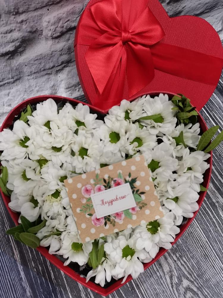 Цветочная композиция из Хризантемы в виде сердца в Навле