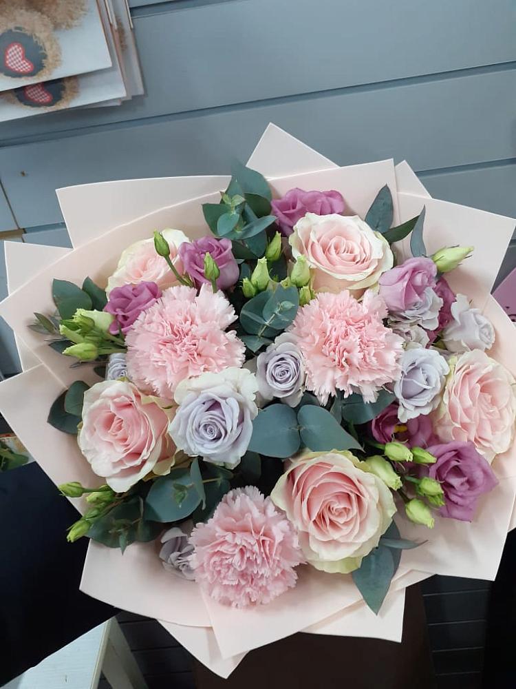 Букет цветов из: Розы, Гвоздики и Лизиантусы в Навле