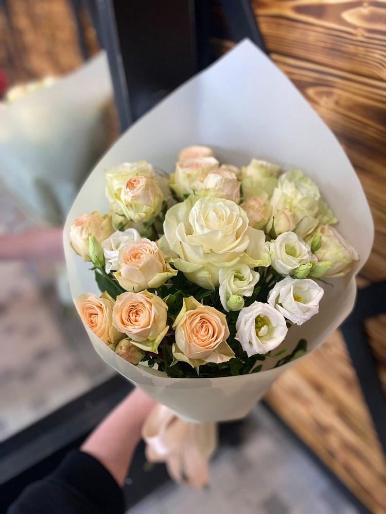 Букет цветов из: Розы и Лизиантусы в Навле